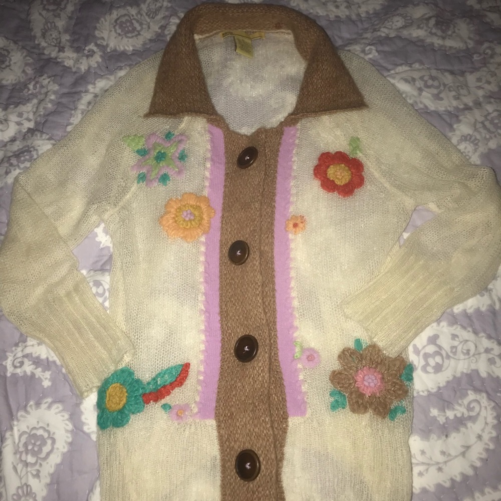 Vintage R898 flower cardigan sweater in a women’s size medium.